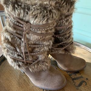 Fur boots
